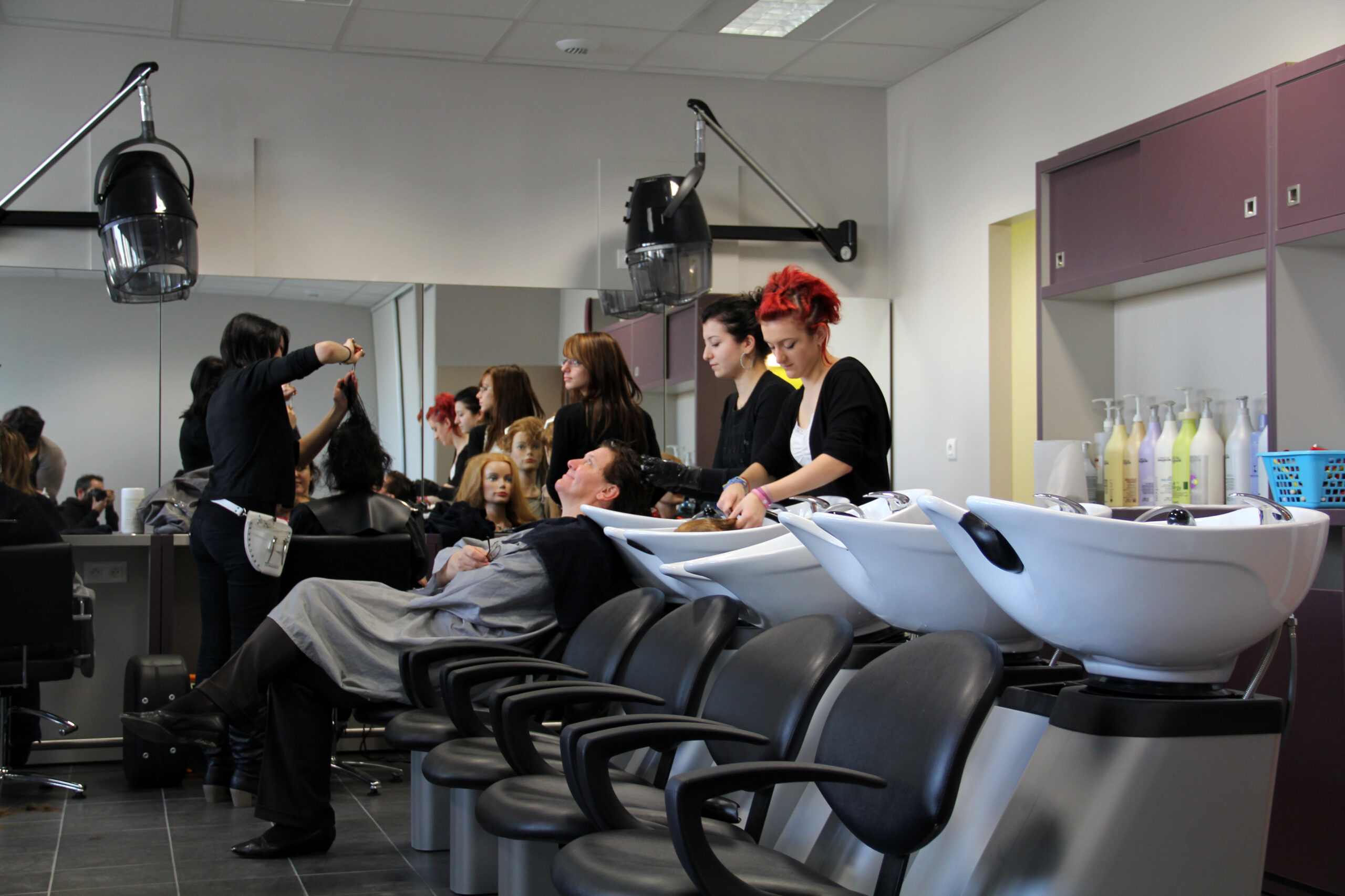 Montrer des jeunes en cours de coiffure